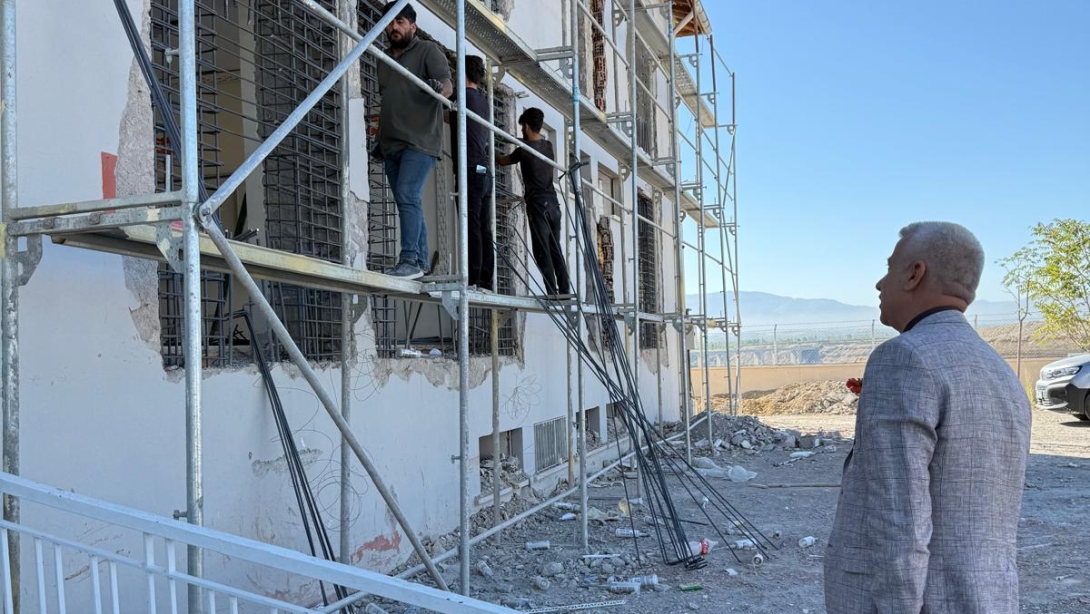 İLÇE MİLLÎ EĞİTİM MÜDÜRÜMÜZ, DURUCASU İLK/ORTAOKULUNDA YÜRÜTÜLEN GÜÇLENDİRME ÇALIŞMALARINDAKİ SON DURUMU YERİNDE İNCELEDİ.