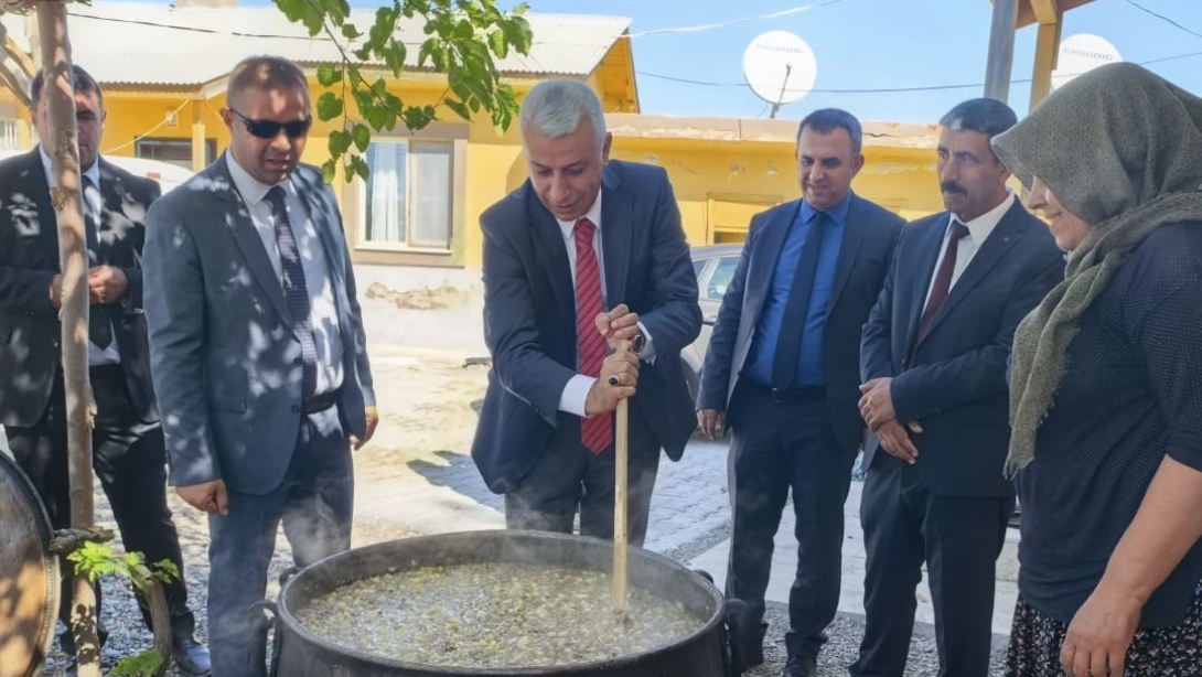 İLÇE MİLLÎ EĞİTİM MÜDÜRÜMÜZ, SÜRÜR ABDURRAHMAN SERTTAŞ İLK/ORTAOKULUNUN AŞURE ETKİNLİĞİNE KATILDI.
